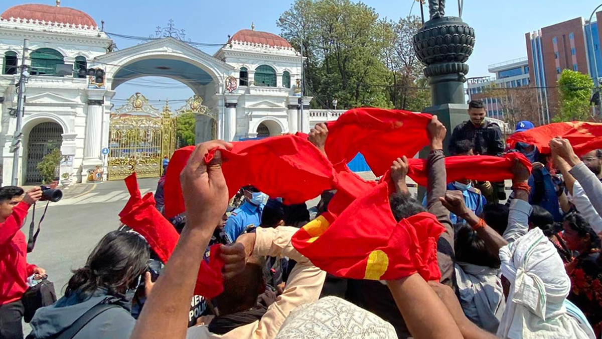 सिंहदरबार मूलगेटअगाडिबाट मिटरब्याजपीडित पक्राउ